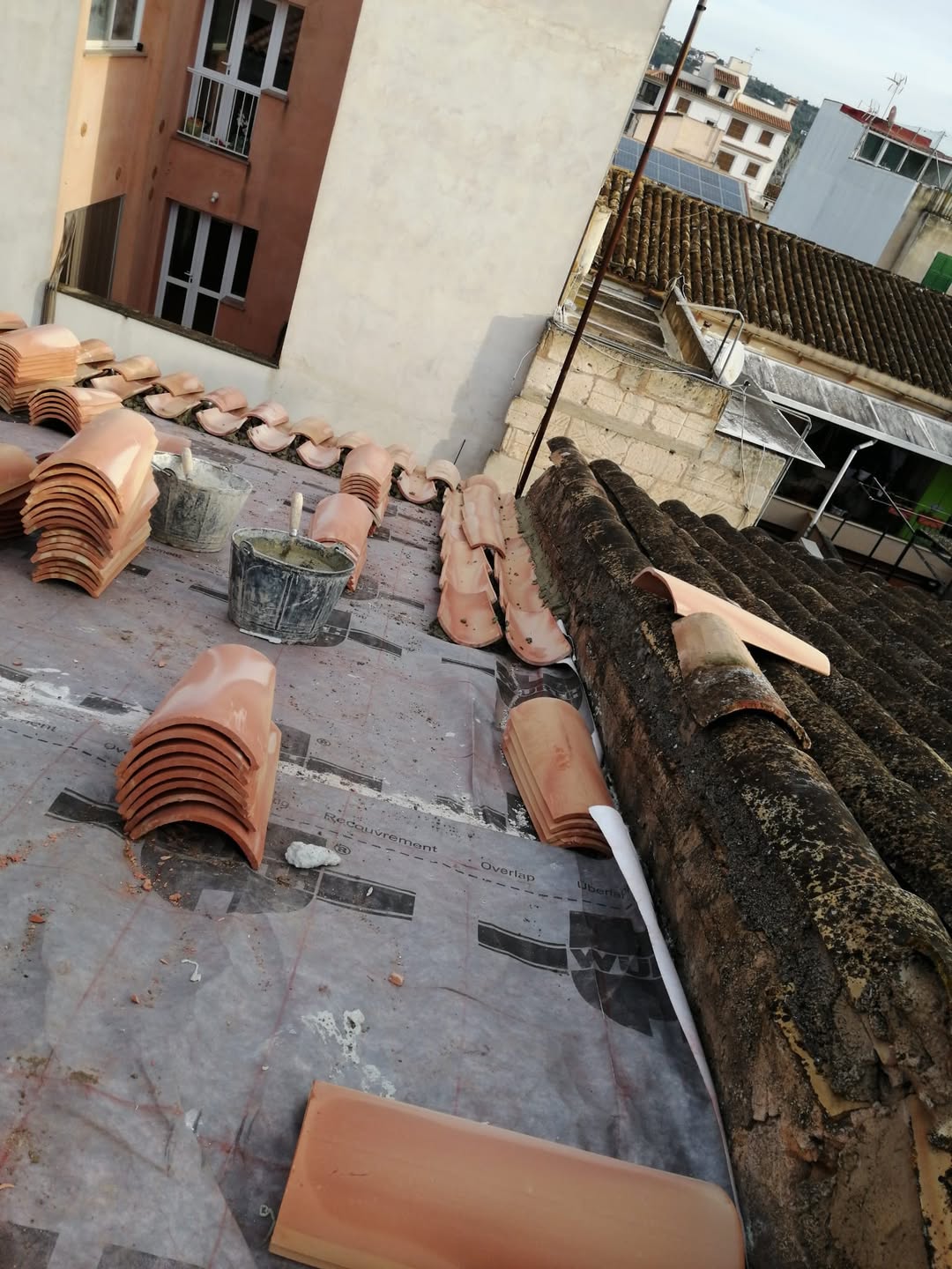 Formación de tejado y colocación de teja en cubierta